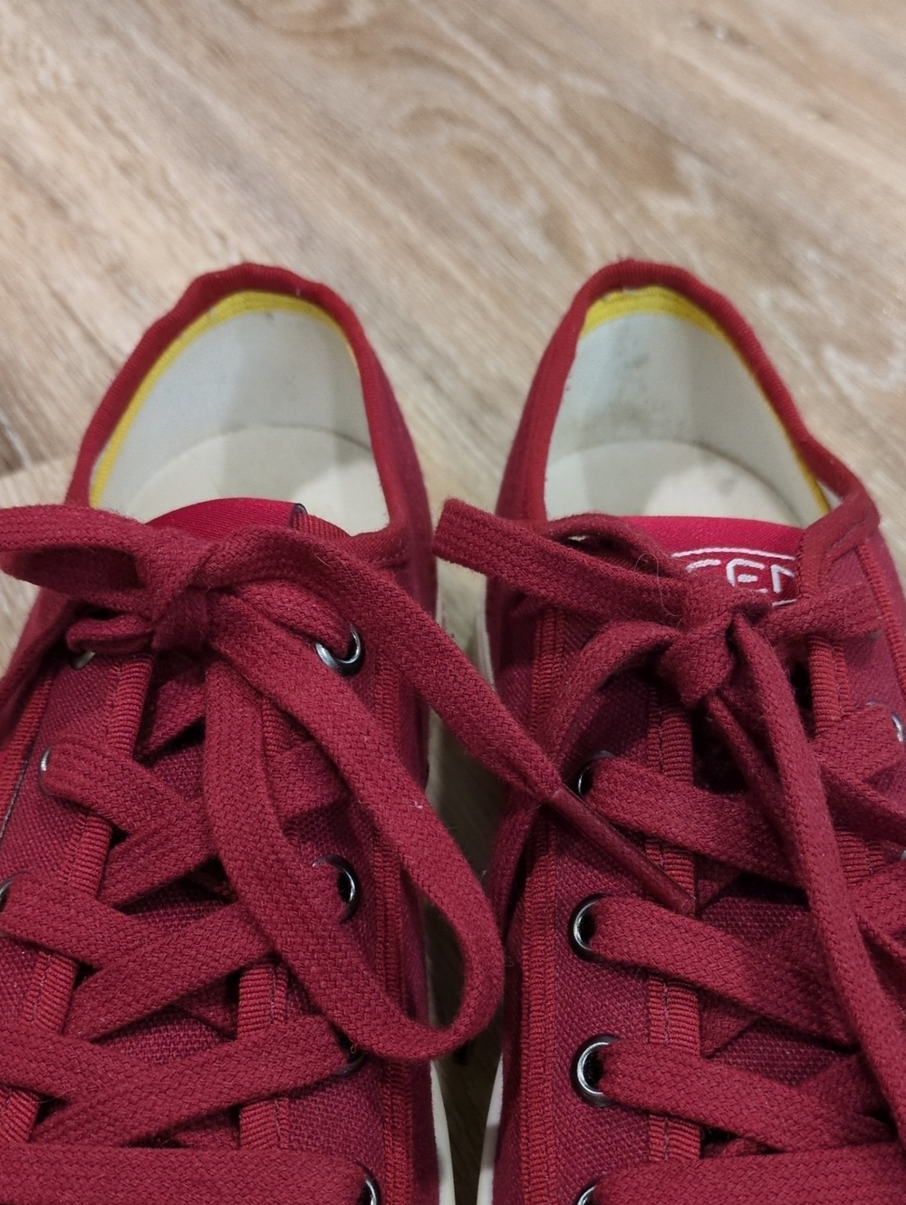 ❤️😎⚡️Keen Women's Canvas Lace-Up Sneaker in Burgundy/Maroon & Cream size 7❤️😎⚡ - Picture 3 of 10